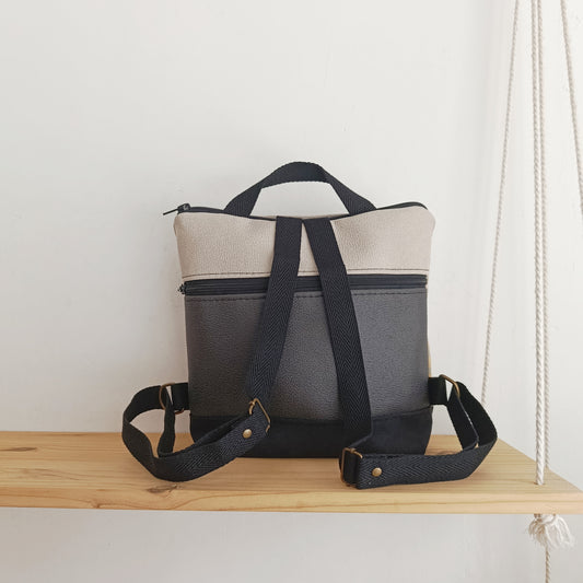 Mochila cuadrada de formas orgánicas con puntitos negros