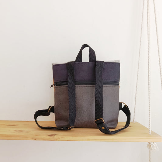 Mochila de solapa con formas orgánicas y puntitos negros
