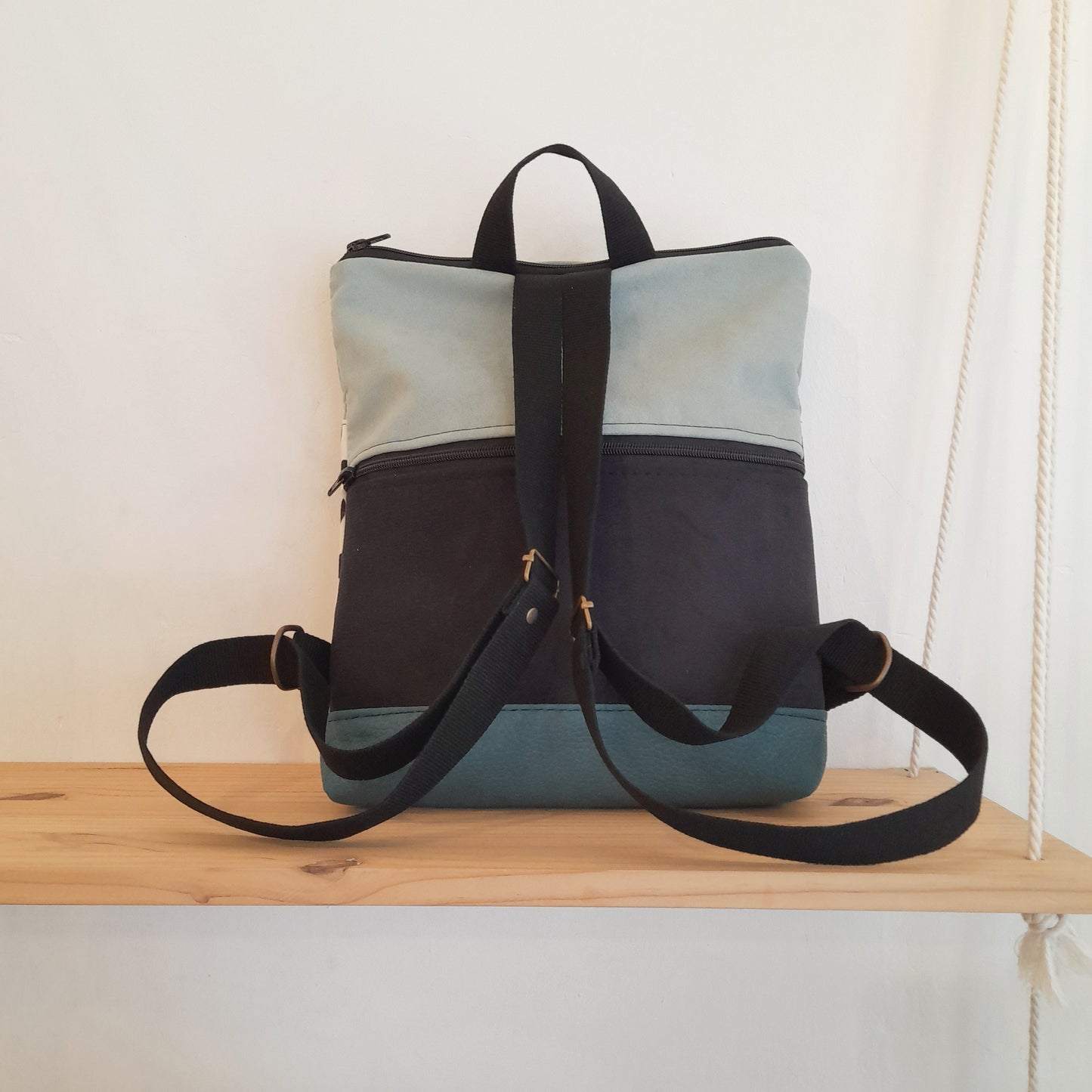 Mochila rectángulo con puntos, turquesa y azul claro