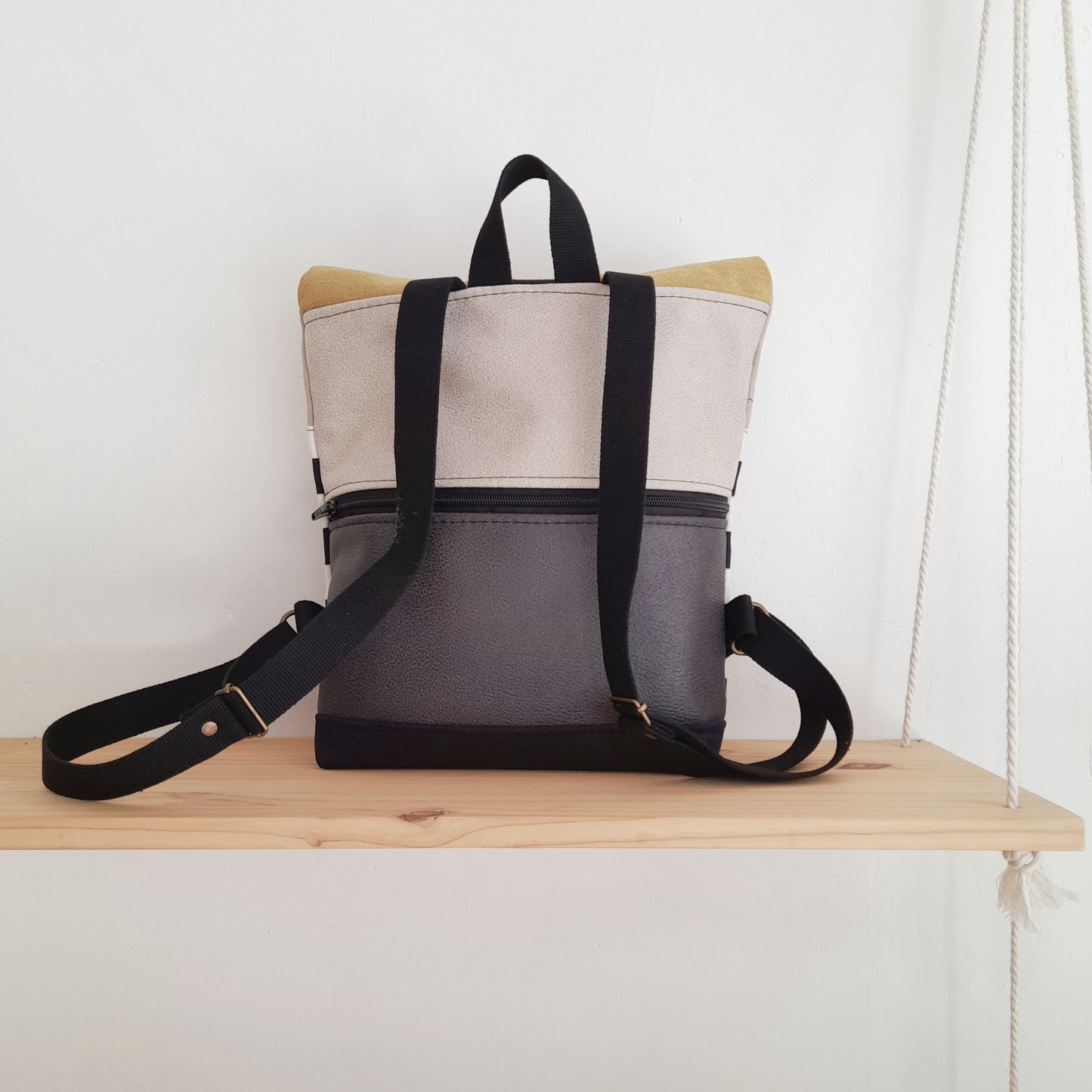 Rolltop de Rayas blanco y negro con mostaza y amarillo