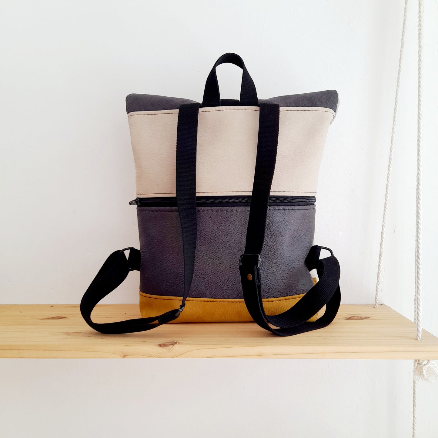 Mochila Rolltop sloOw. Craspedias con base mostaza