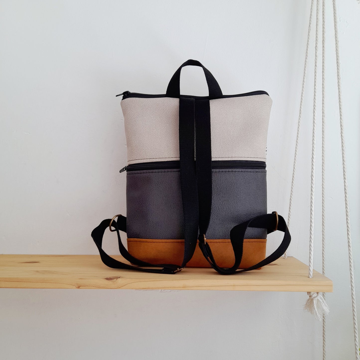Mochila rectángulo con ondas blanco y negro, beige y camel