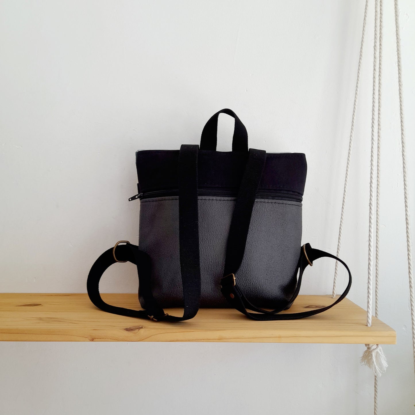 Mochila de solapa con tela de rayas blanco y negro, turquesa y azul claro