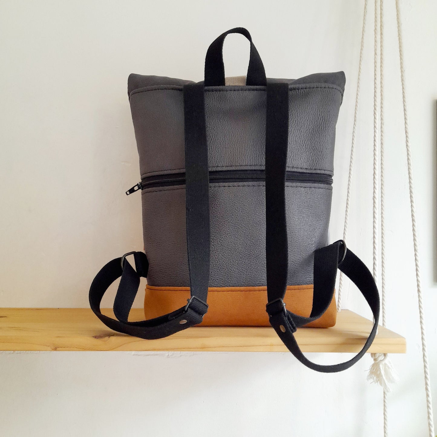 Mochila Rolltop sloOw. Ramas japonesas con fondo cálido