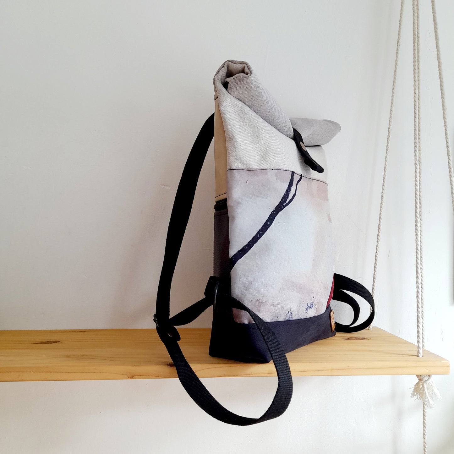 Mochila Rolltop sloOw. Textura con esquina oxidada