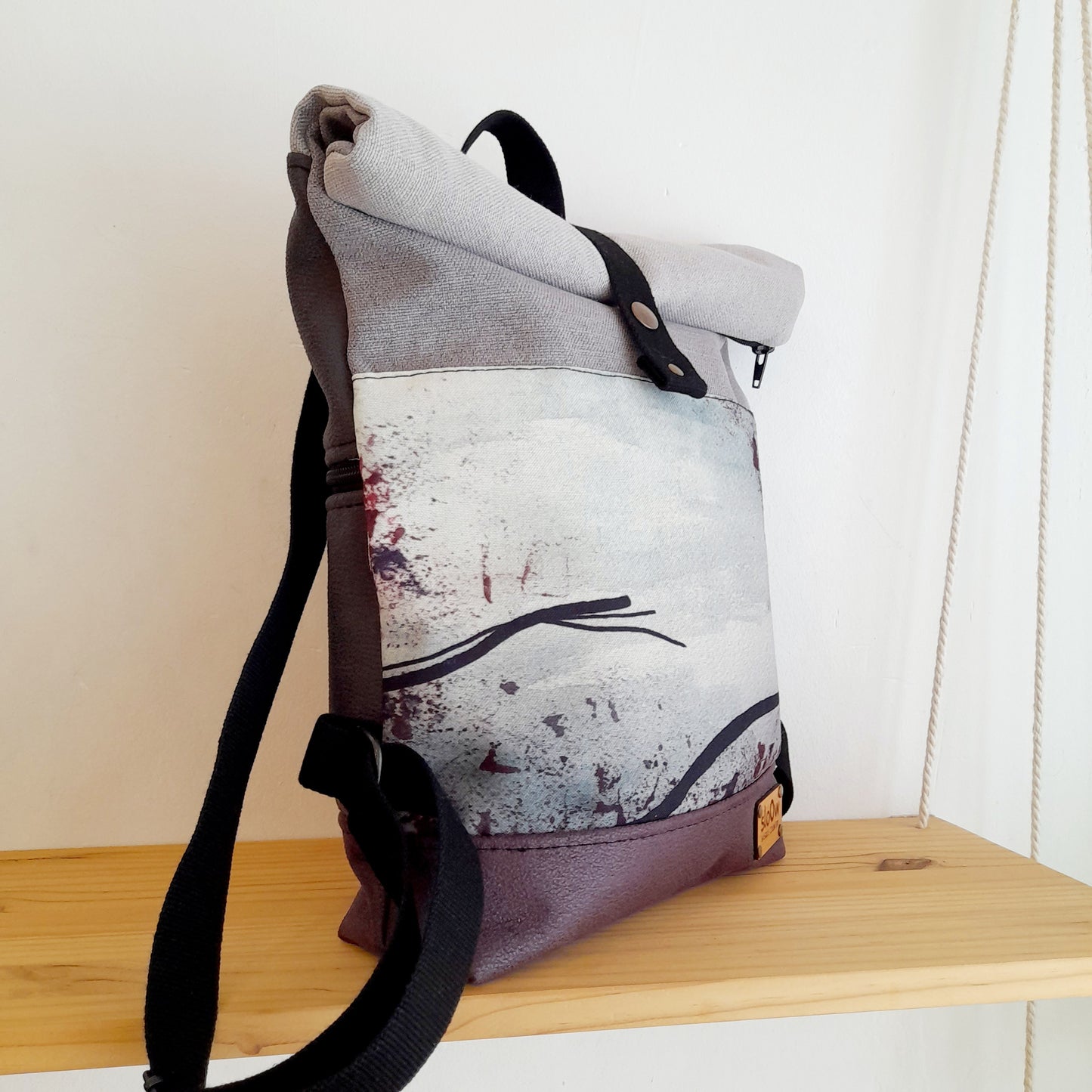Mochila Rolltop sloOw. Paisaje japonés con morado y gris