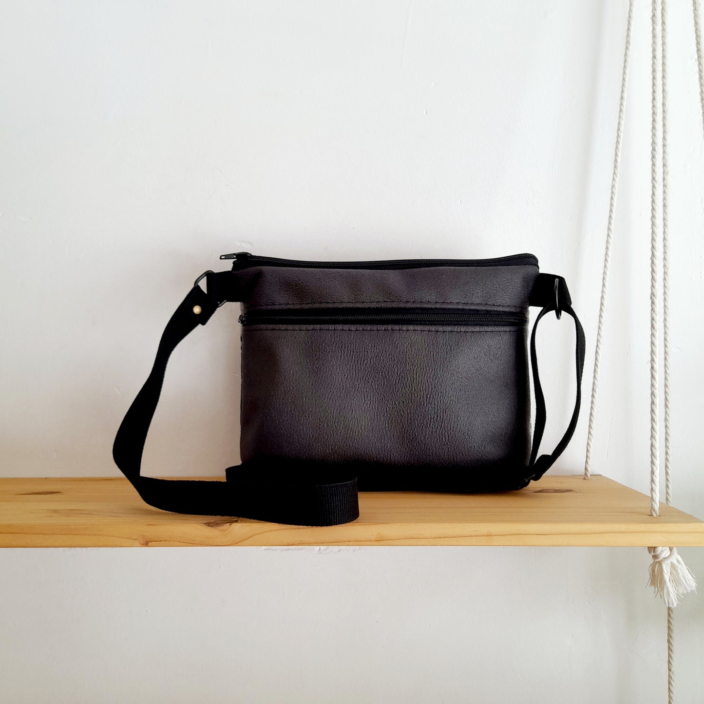 Bolso mediano sloOw. Textura oxidada en la esquina