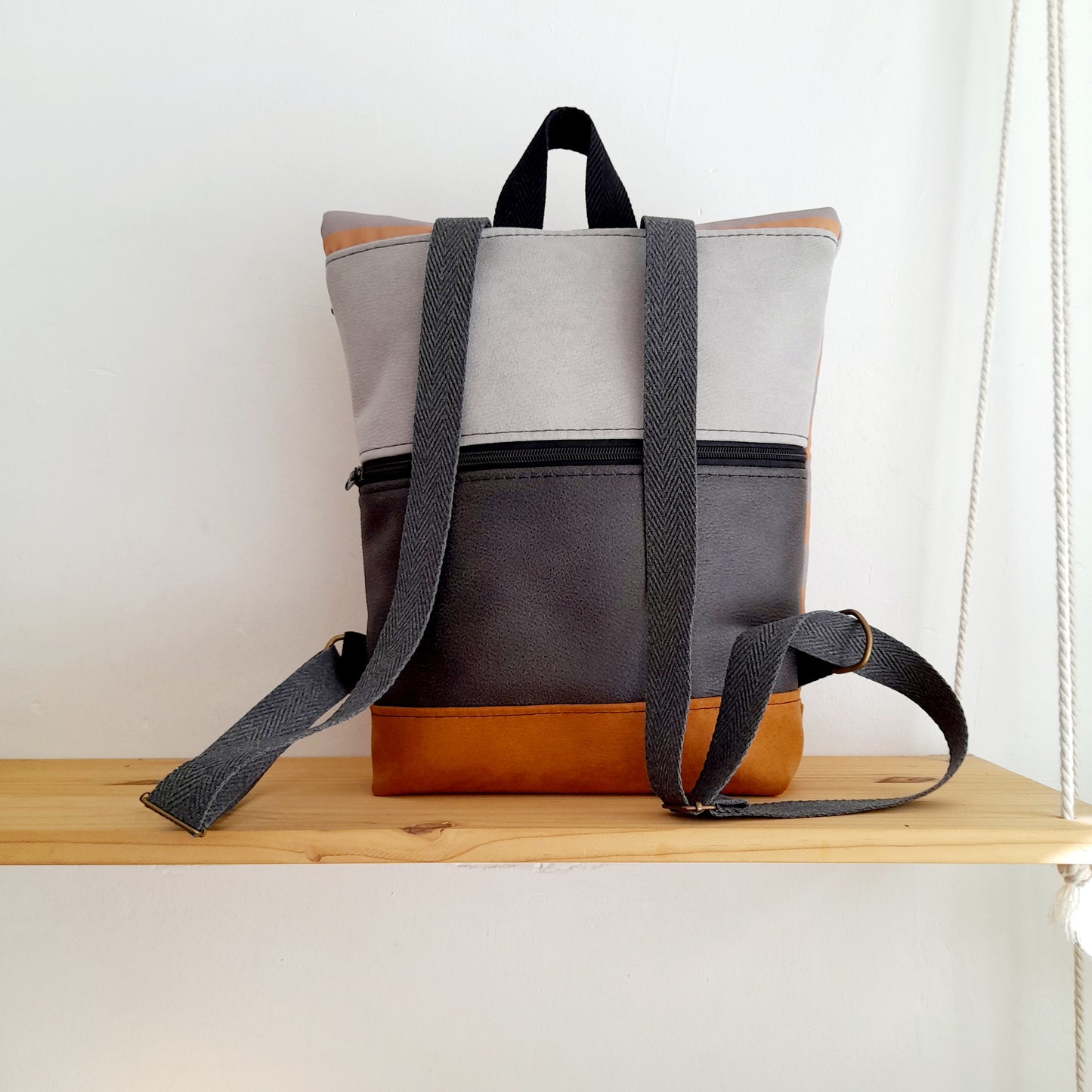 Rolltop de Rayas naranja y gris con base camel