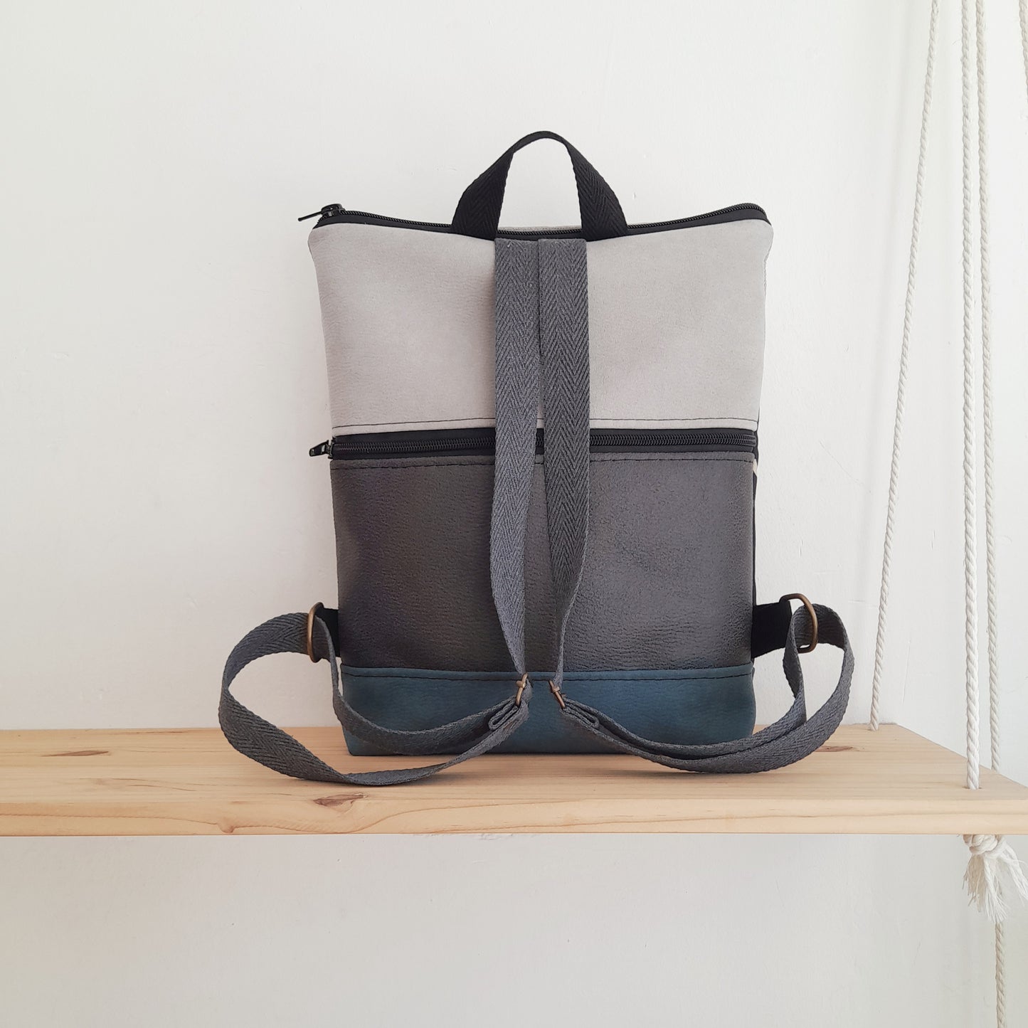 Mochila alta con Laberintos grises y negro