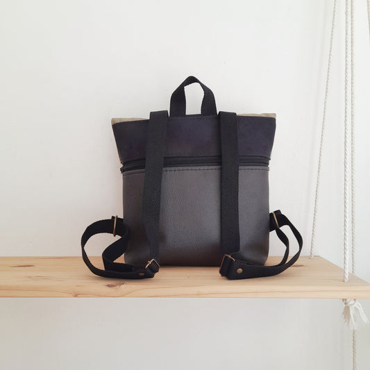 Mochila de solapa con huellitas azules, camel y kaki