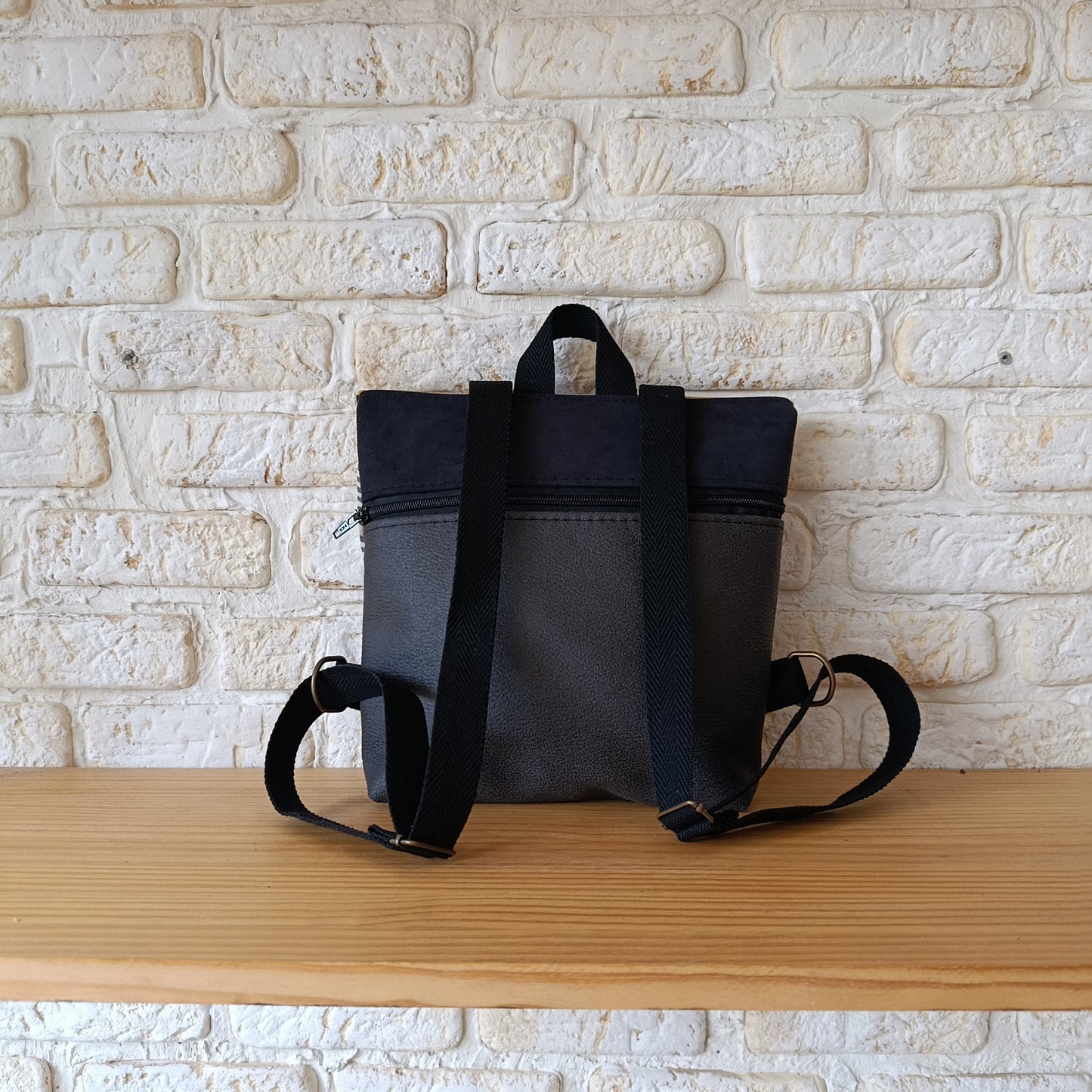 Mochila de solapa con huellitas amarillas, verde y kaki