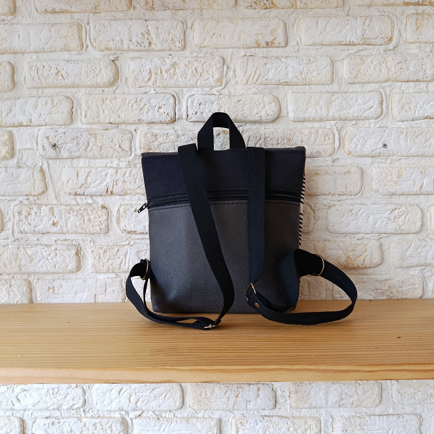 Mochila de solapa con arbolitos negros, camel y gris oscuro
