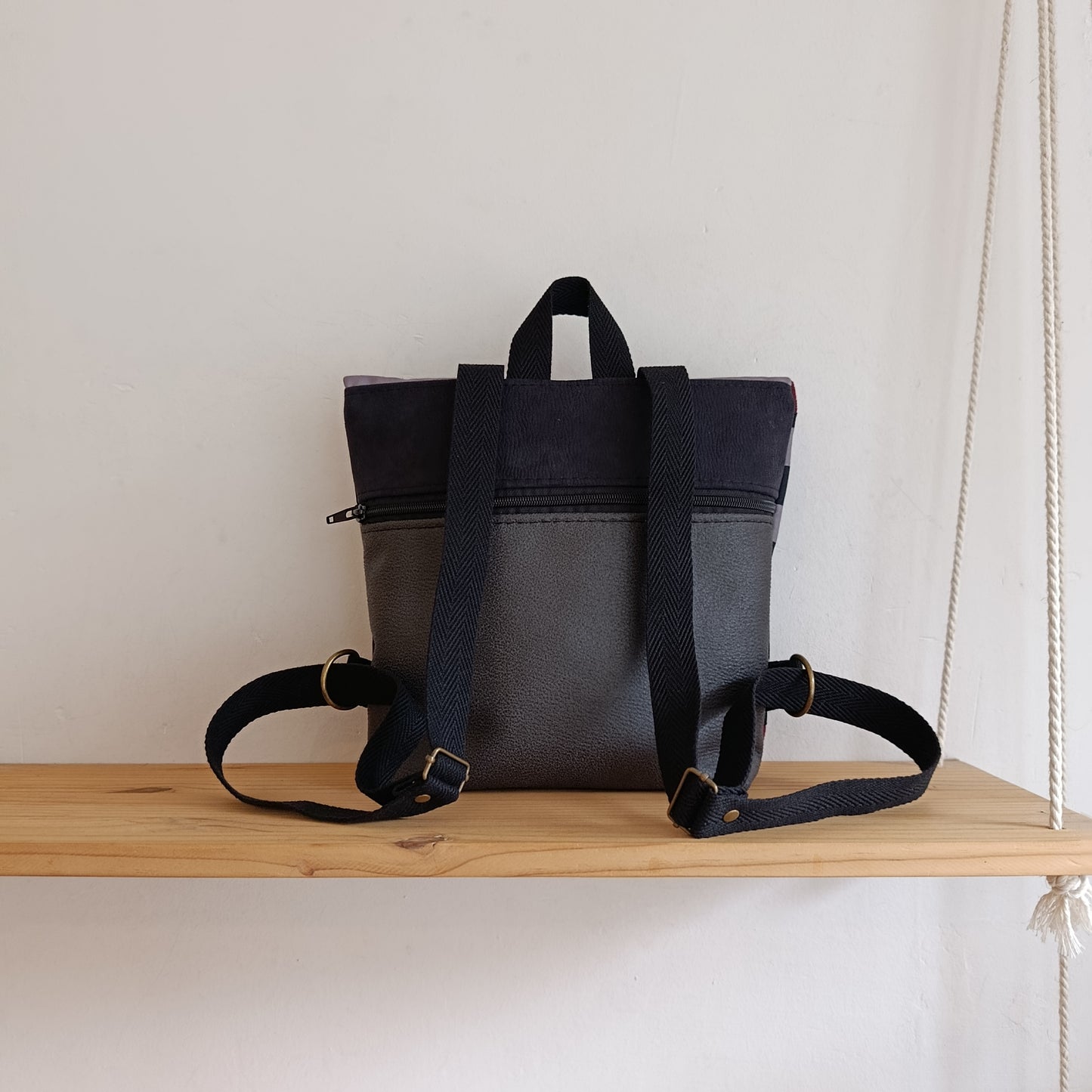 Mochila de solapa con rayas negro y gris marengo y granate
