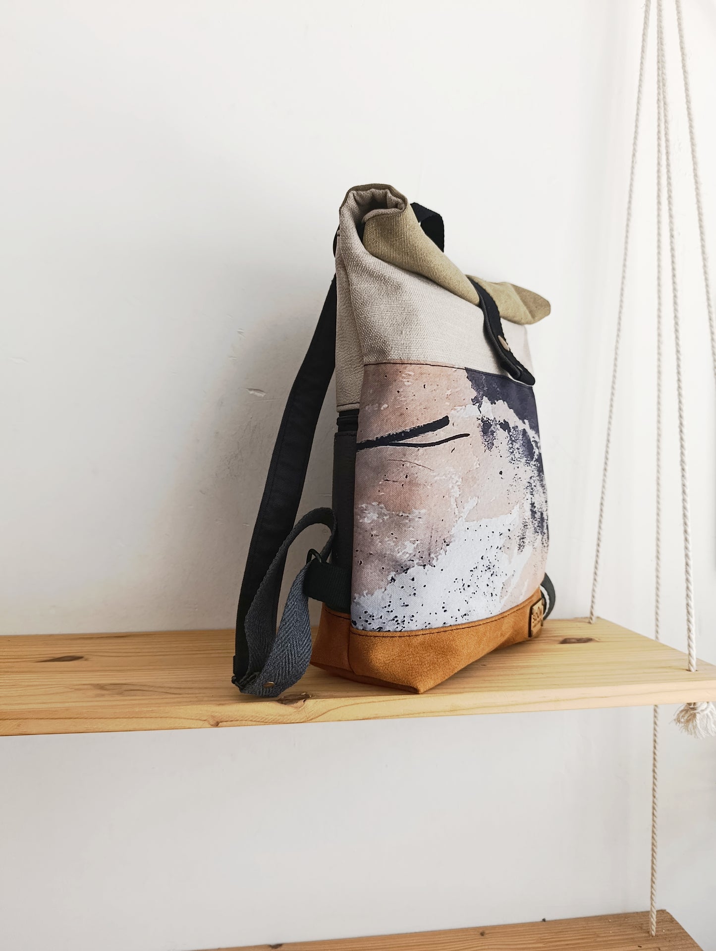 Mochila Rolltop sloOw. Textura beige con camel y kaki