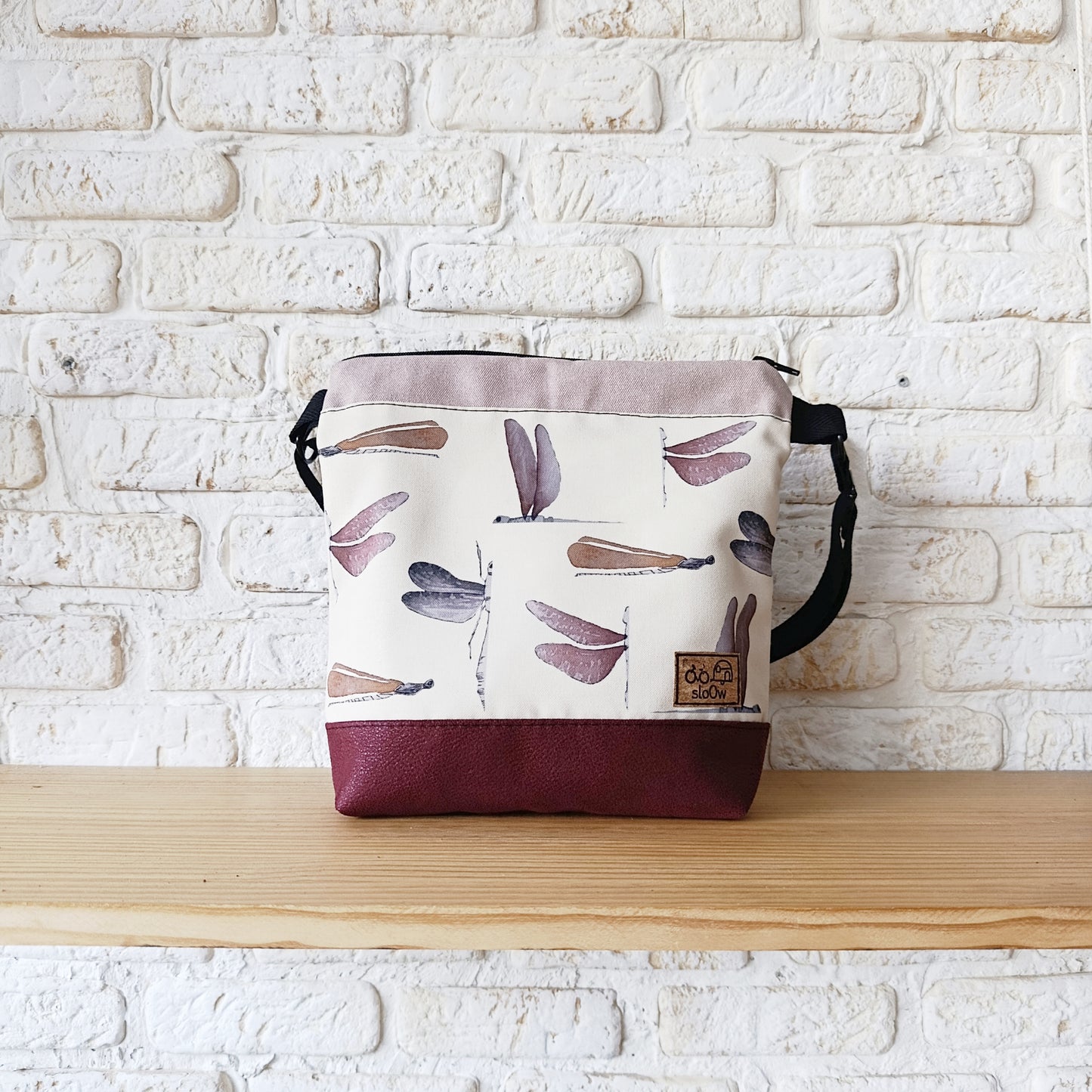 Bolso cuadrado sloOw. Con libélulas claras, grandes y rosa