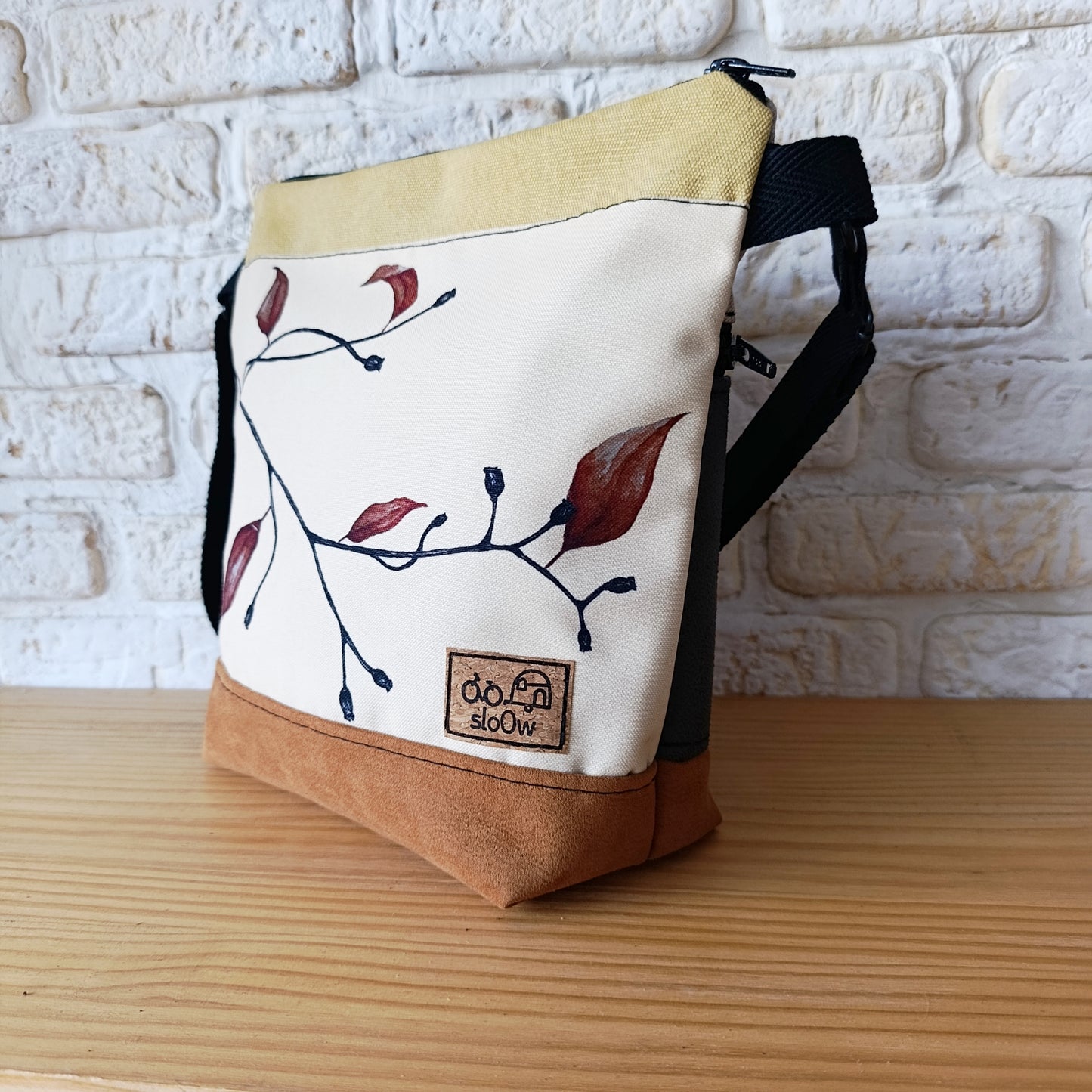Bolso cuadrado sloOw. Con hojas granates, amarillo y camel