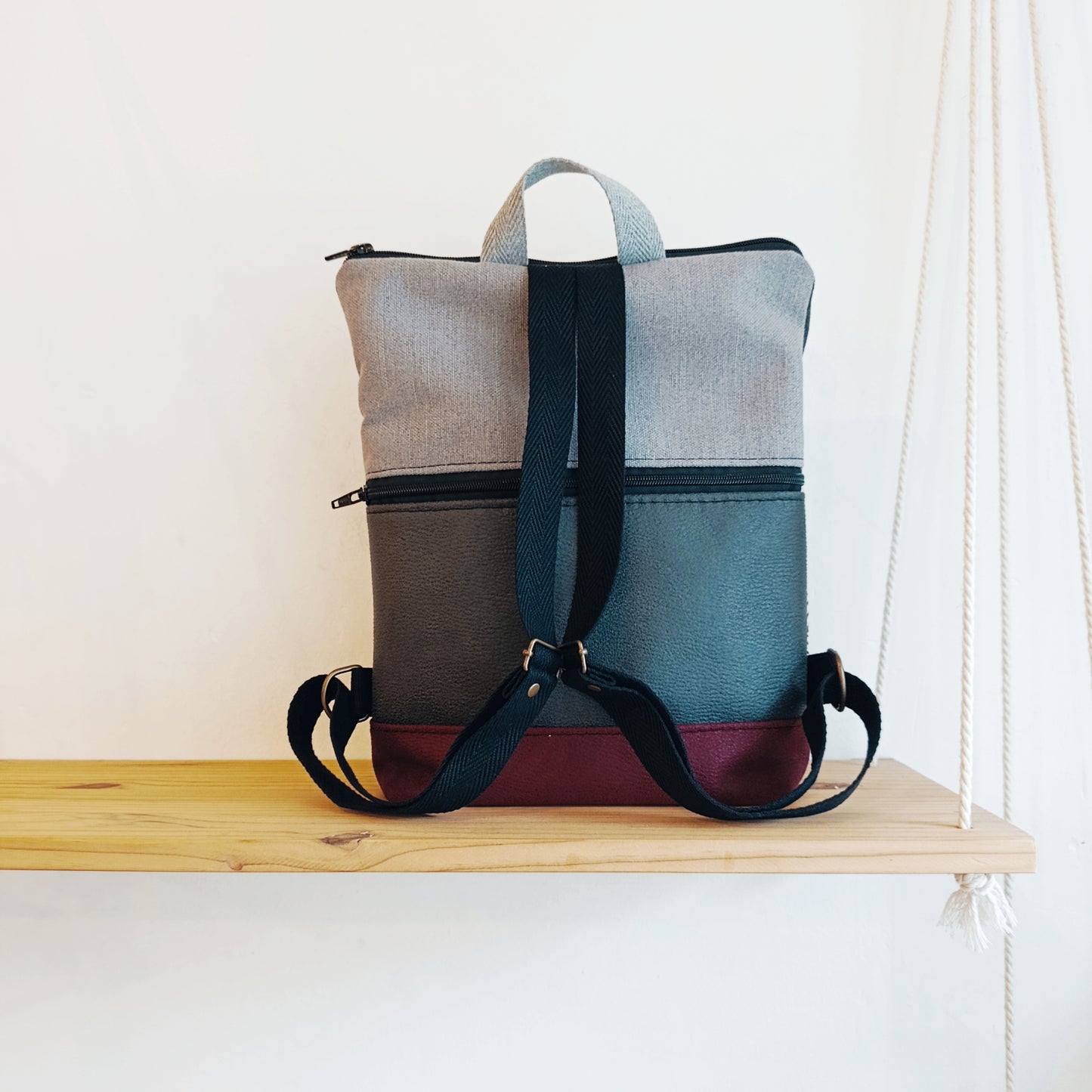 Mochila alta con tela de ondas, granate y gris oscuro