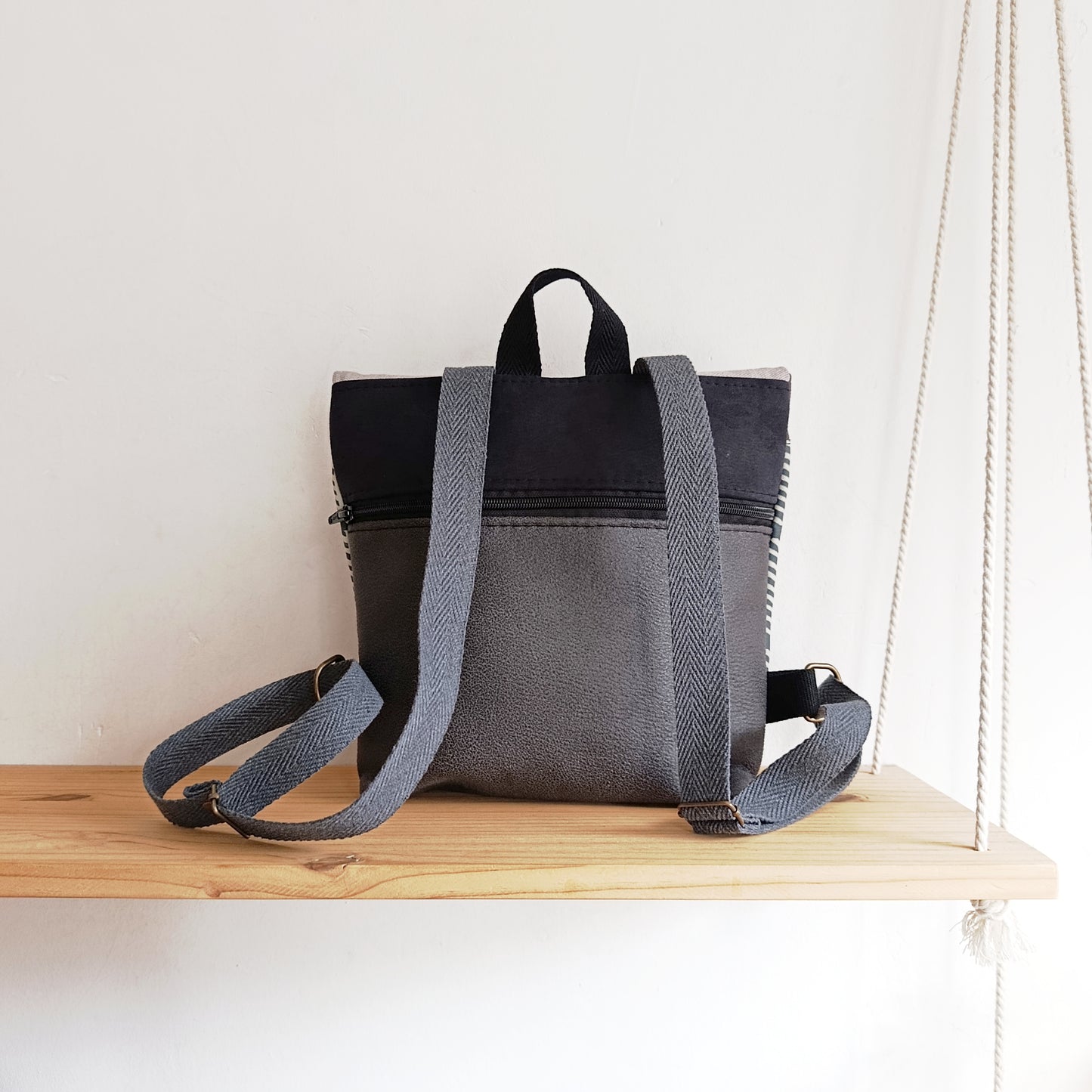 Mochila de solapa con arbolillos, morado y gris claro