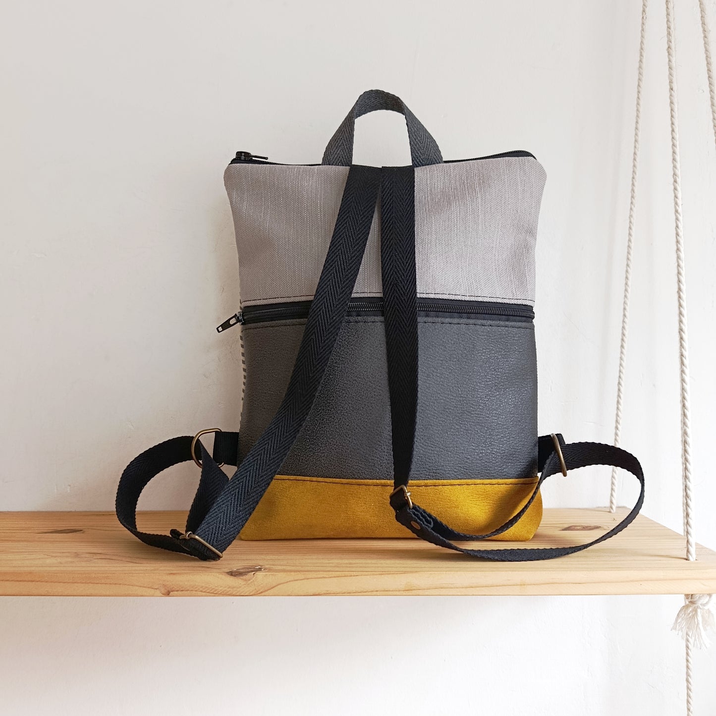 Mochila alta con arbolillos grises, mostaza y gris claro