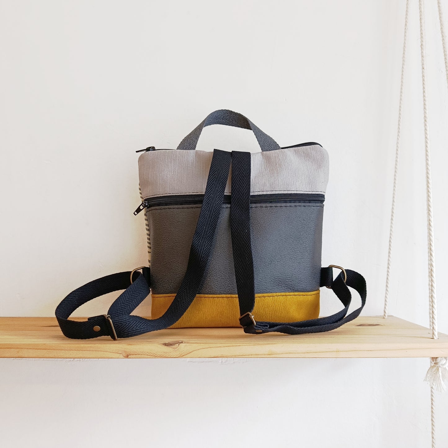 Mochila cuadrada con tela de Arbolitos grises, mostaza y gris