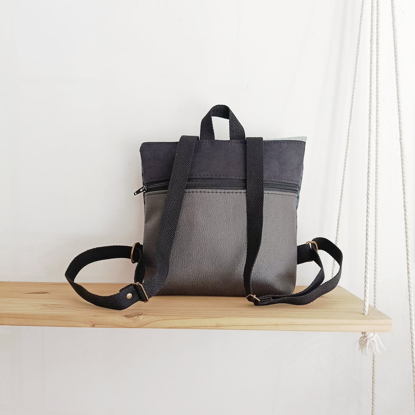 Mochila de solapa con huellas turquesas y azul claro