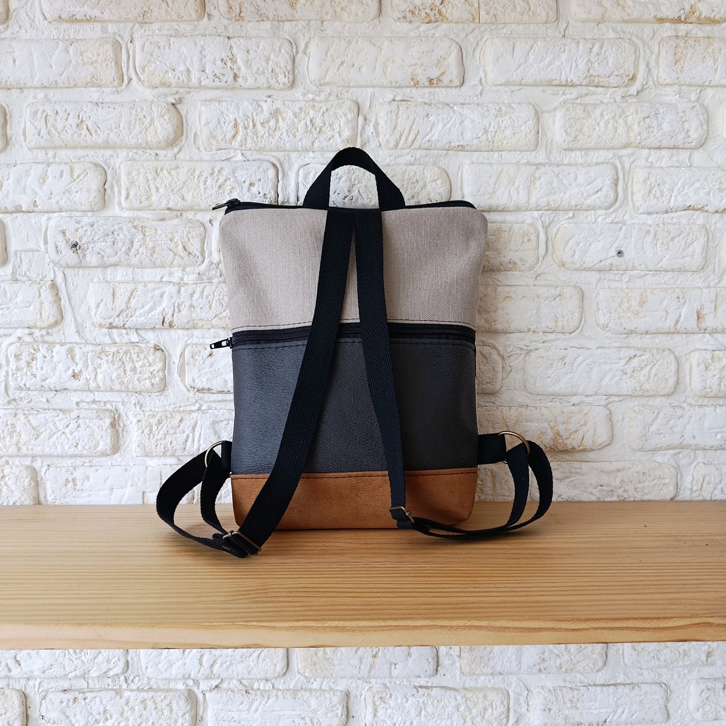 Mochila alta con formas orgánicas, camel y beige