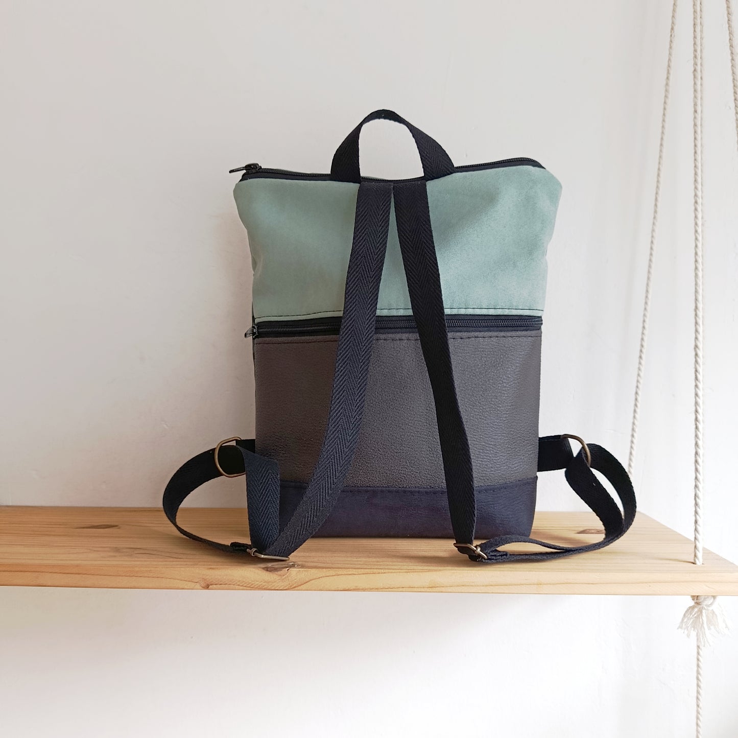 Mochila alta con huellitas turquesas, negro y azul