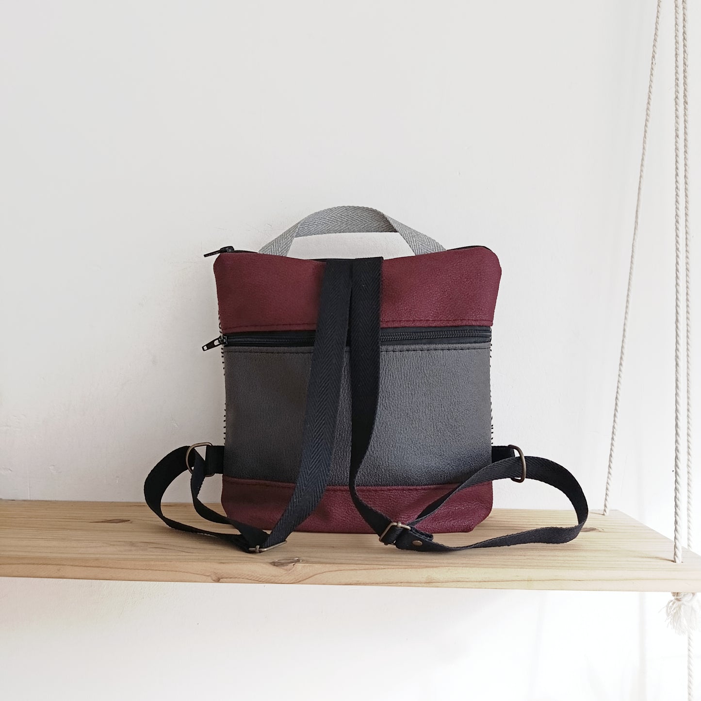 Mochila cuadrada de ondas, granate y gris oscuro