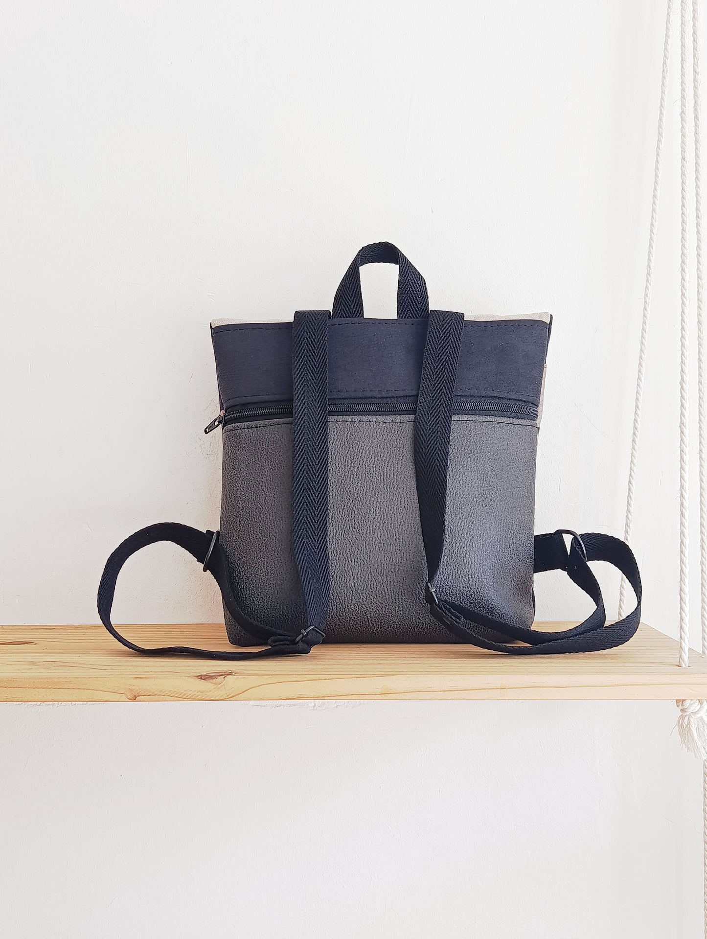Mochila de solapa con formas orgánicas blanco y negro con grises