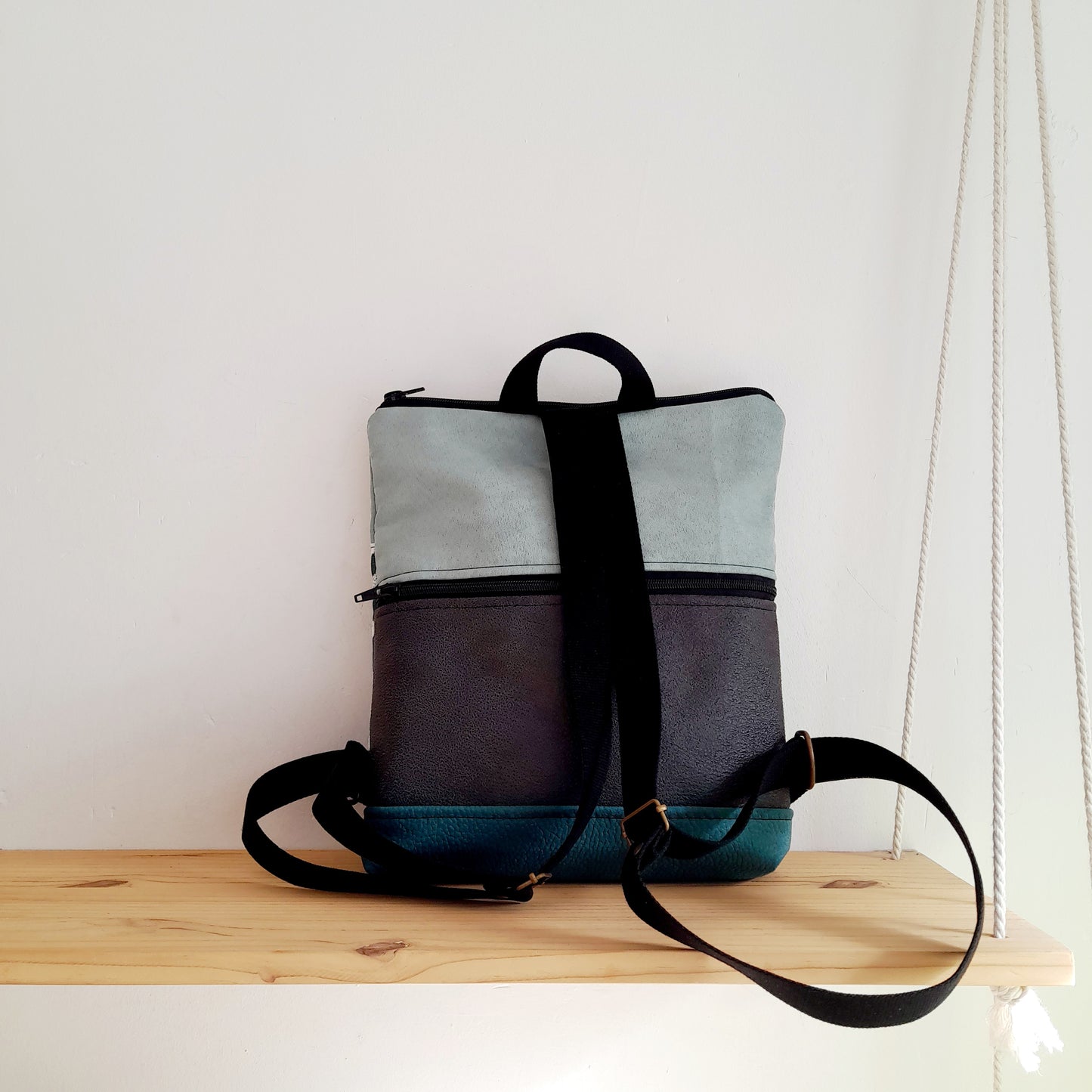 Mochila rectángulo con trazos en turquesa y azul claro