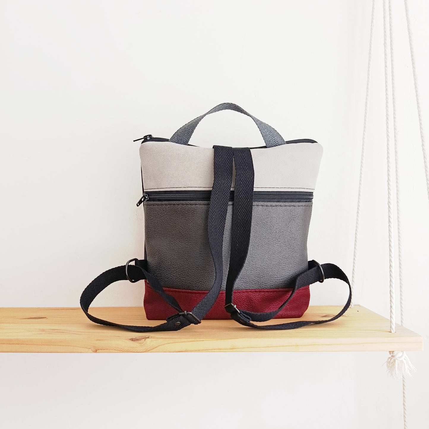 Mochila cuadrada sloOw. Libélulas fondo oscuro, granate y gris claro