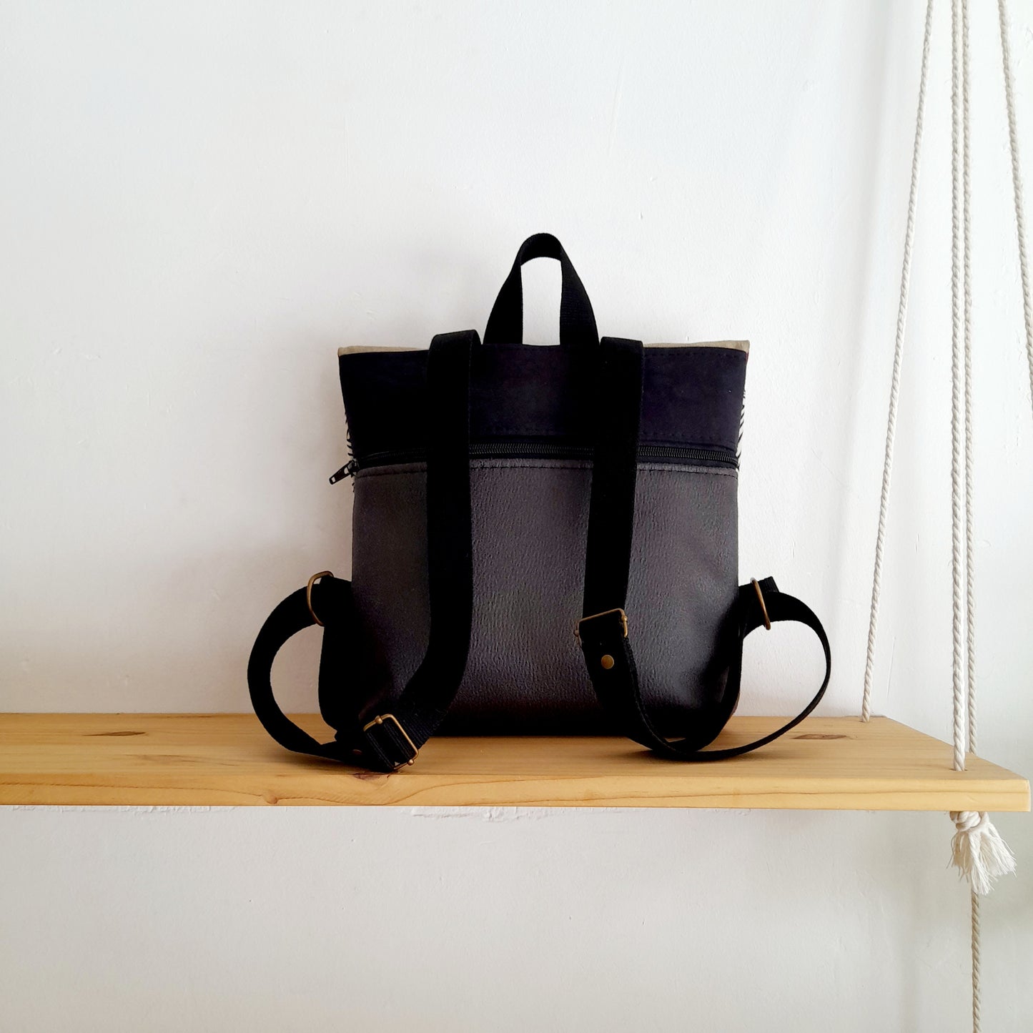 Mochila de solapa con ondas blanco y negro, granate y kaki