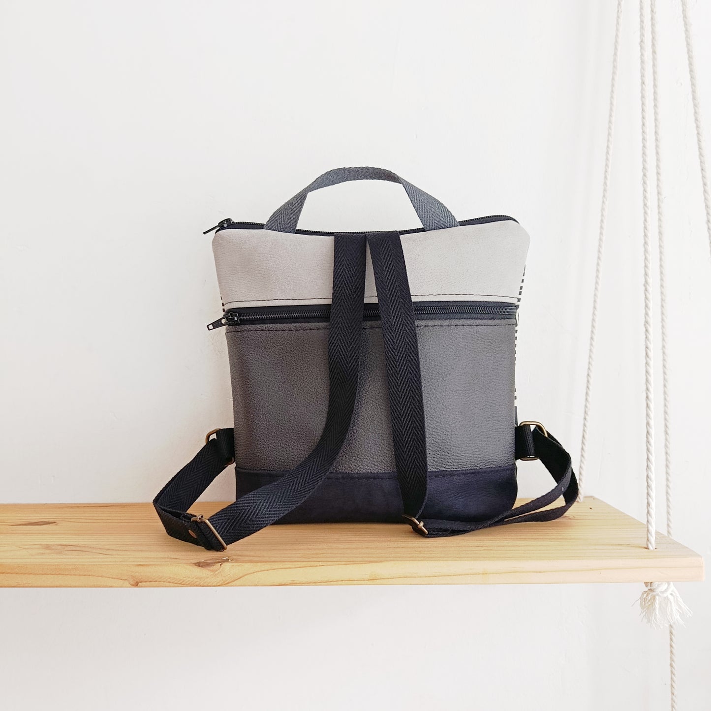 Mochila cuadrada con tela de Laberintos grises, negro y gris