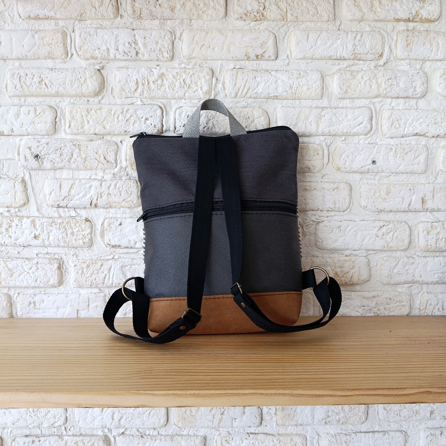 Mochila alta con arbolillos grises, camel y gris oscuro