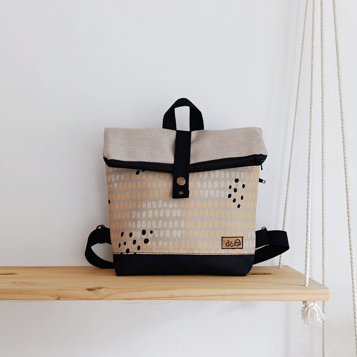 Mochila de solapa con formas orgánicas y puntitos negros