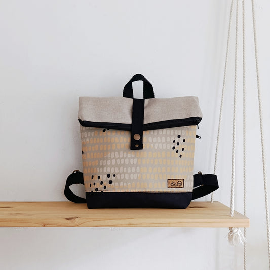 Mochila de solapa con formas orgánicas y puntitos negros