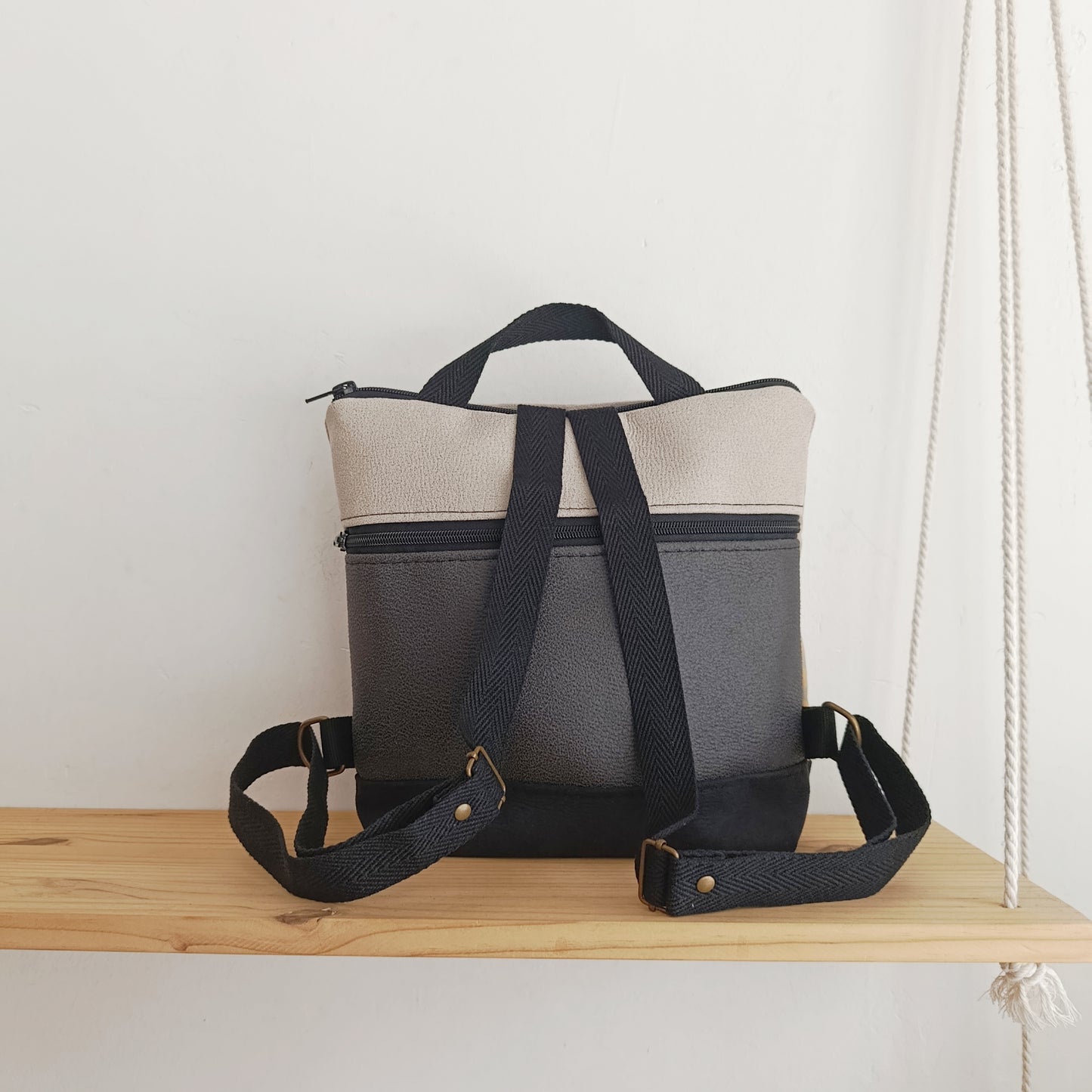 Mochila cuadrada de formas orgánicas con puntitos negros