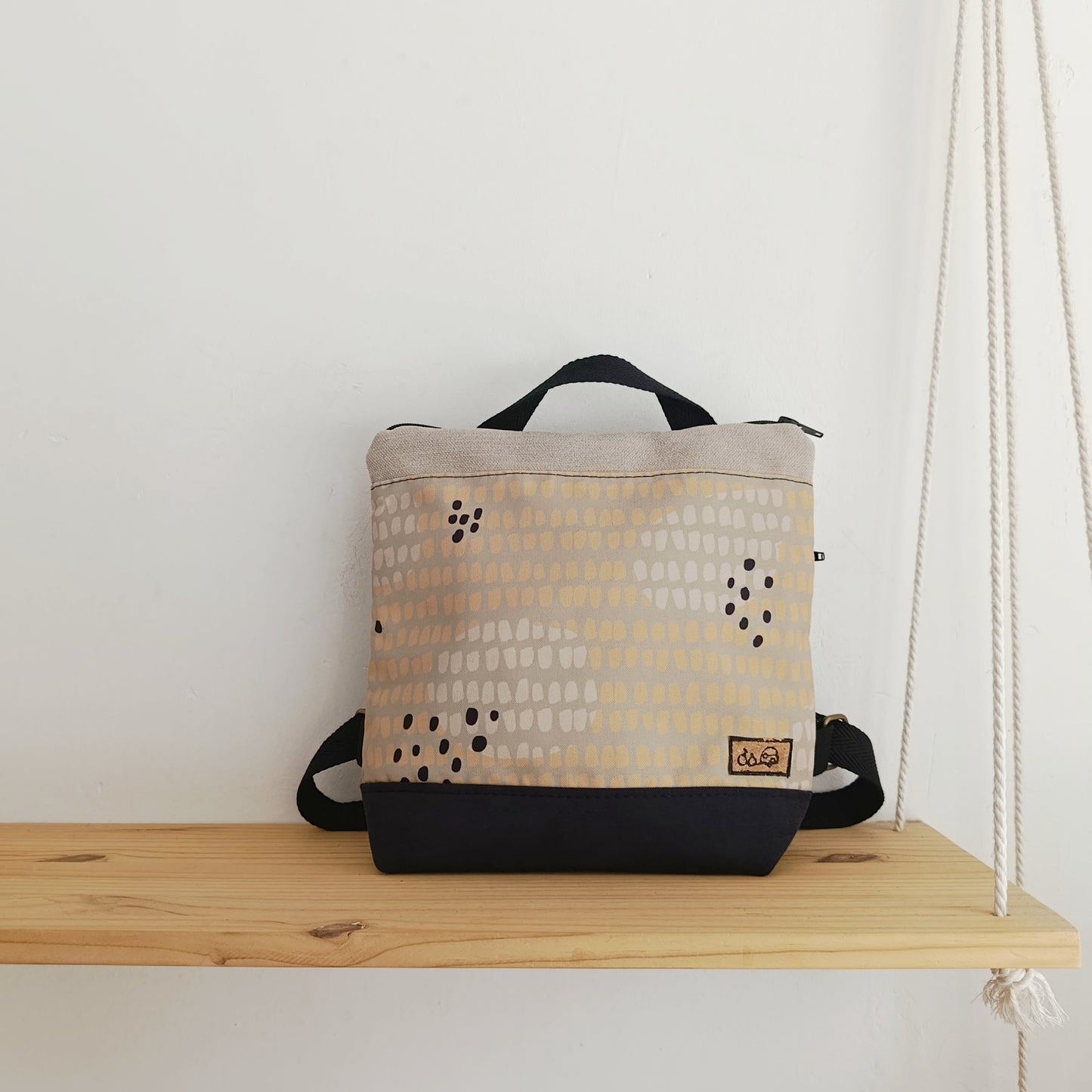 Mochila cuadrada de formas orgánicas con puntitos negros