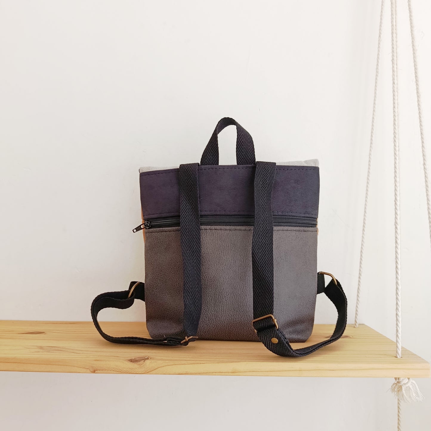 Mochila de solapa con formas orgánicas y puntitos negros