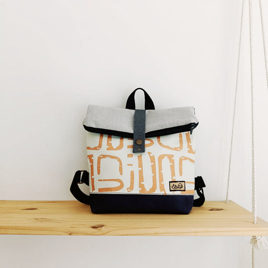 Mochila de solapa con formas orgánicas naranjas y juego de grises