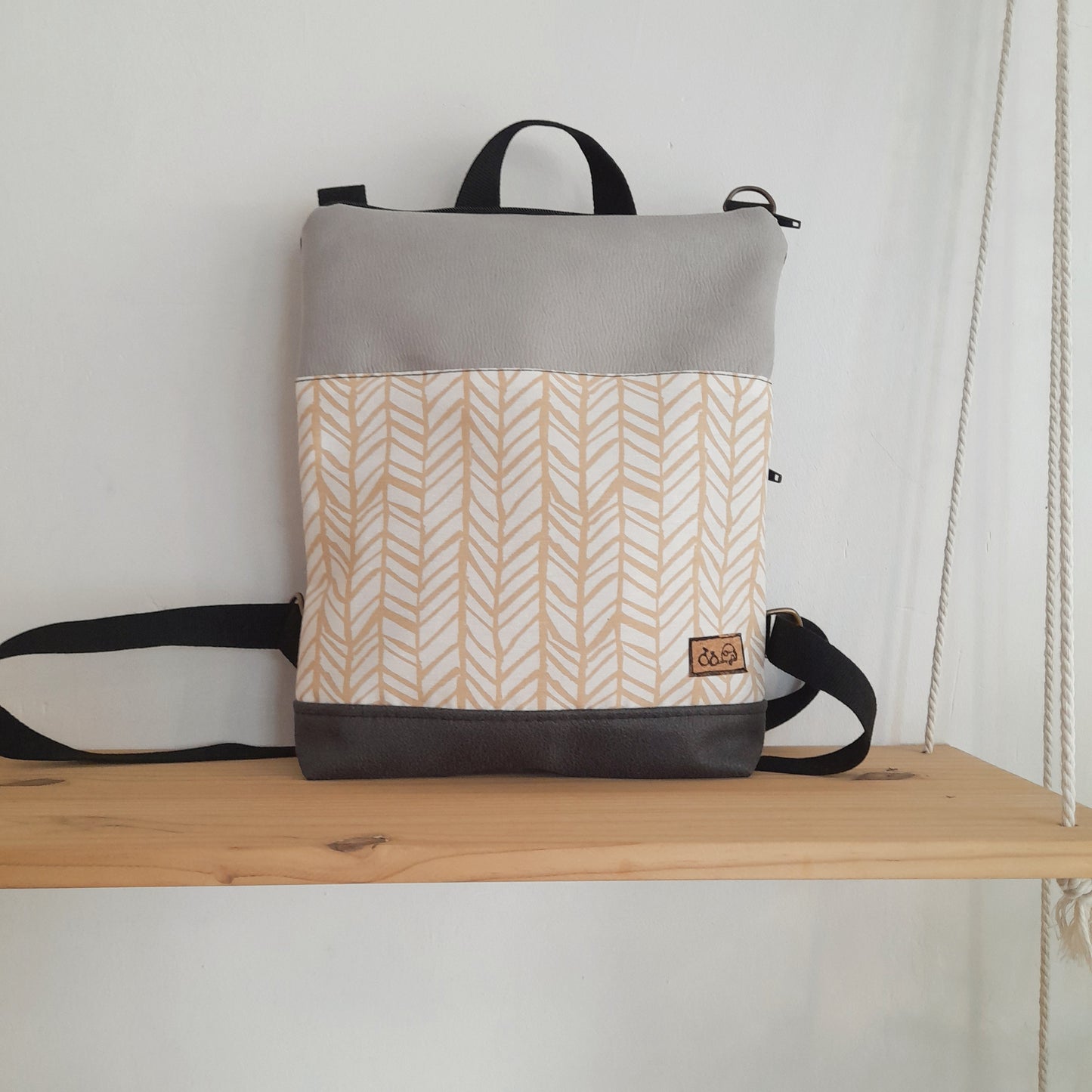 Mochila Triángulo con espiga naranja y grises