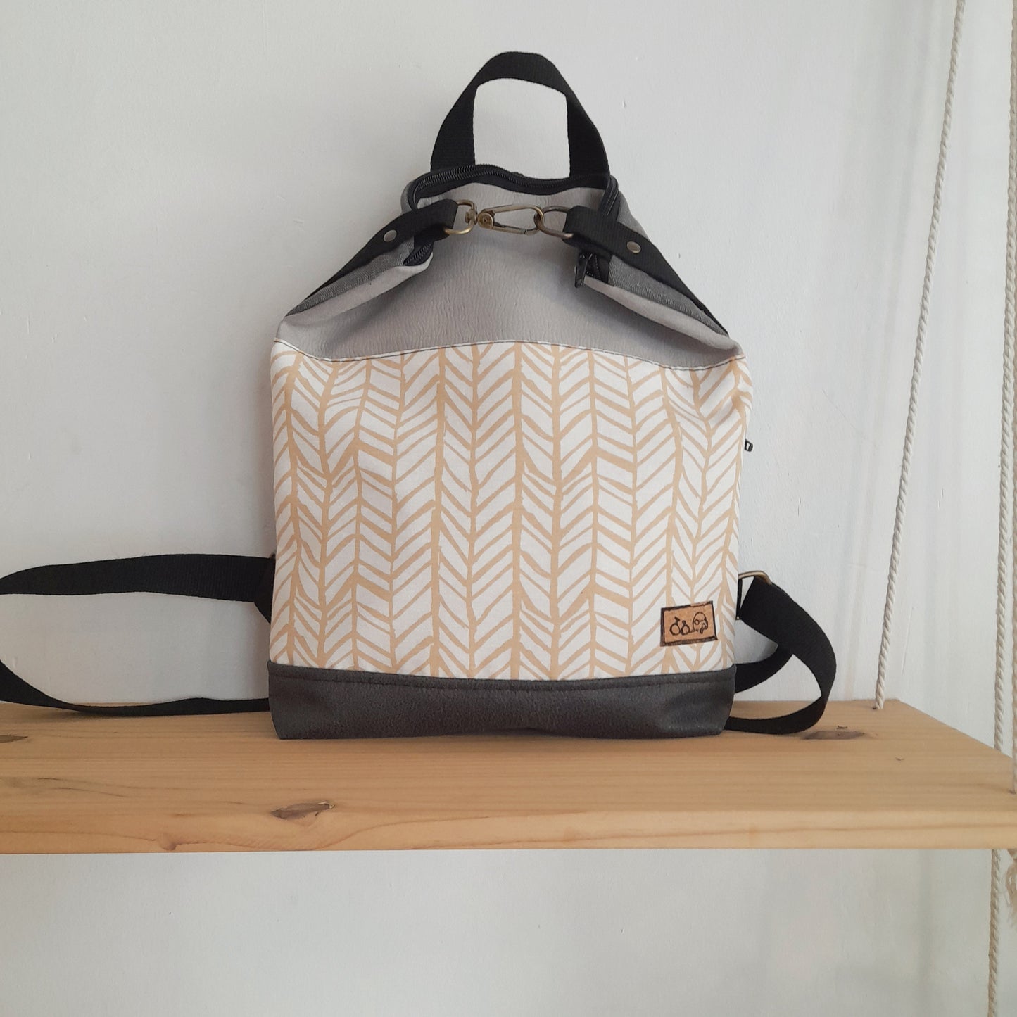 Mochila Triángulo con espiga naranja y grises