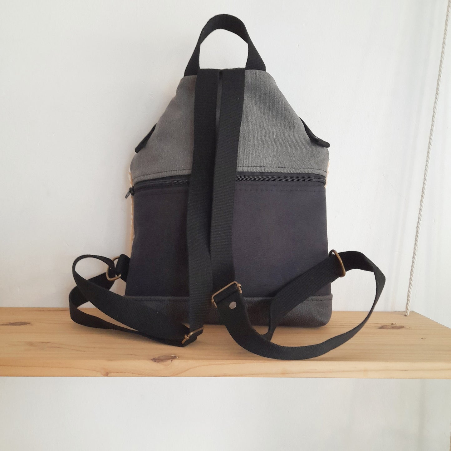Mochila Triángulo con espiga naranja y grises