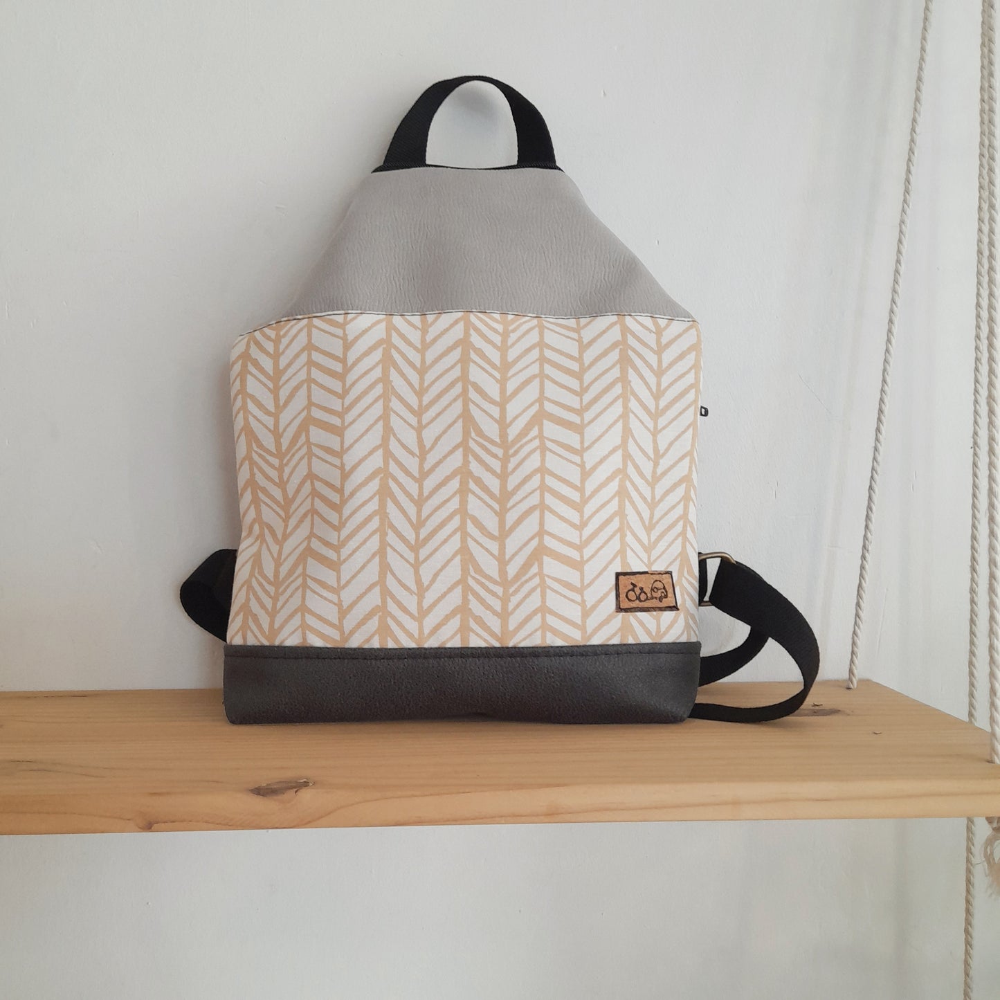 Mochila Triángulo con espiga naranja y grises