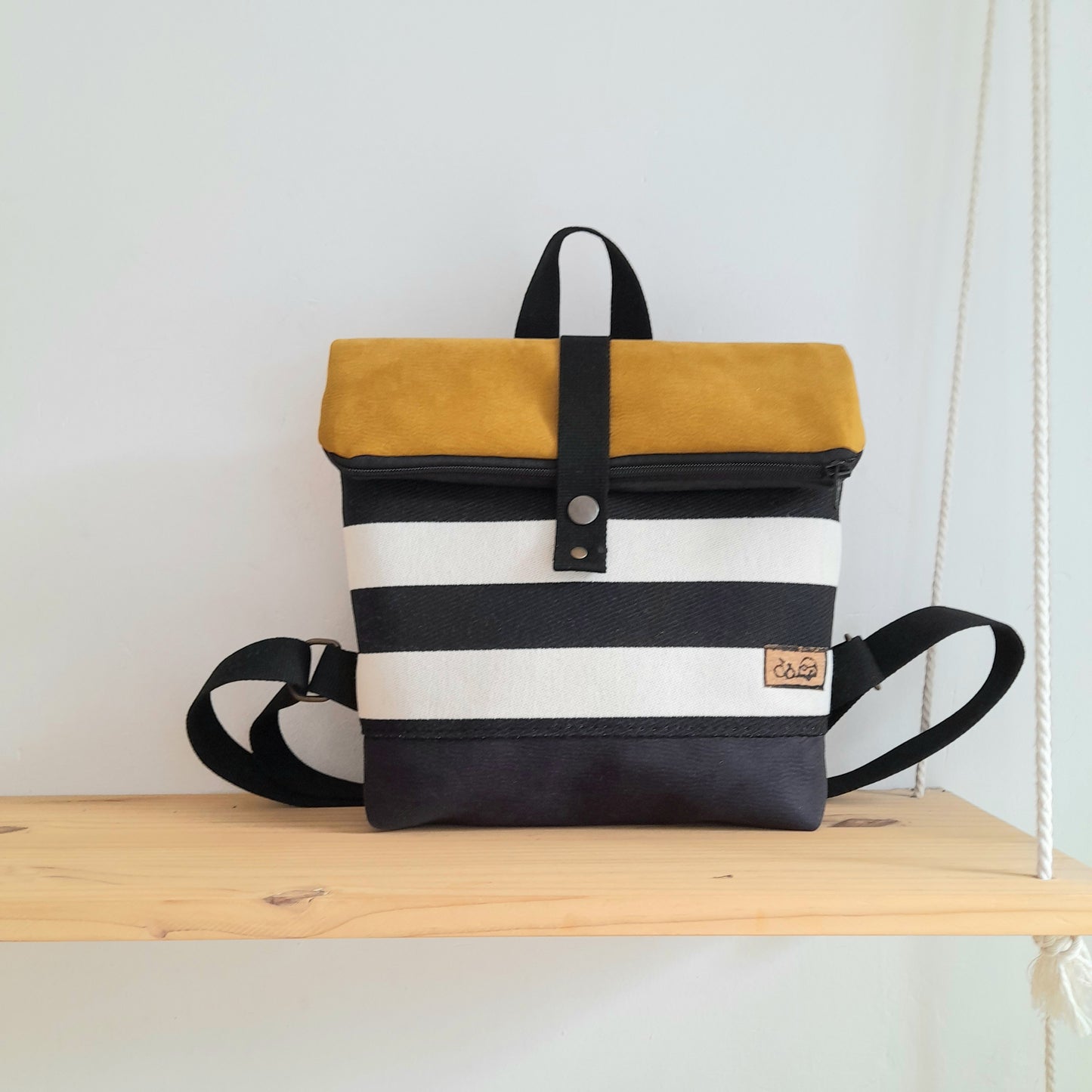 Mochila de solapa con rayas blanco y negro y mostaza