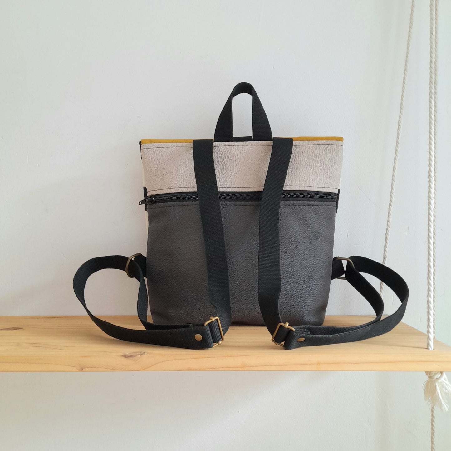 Mochila de solapa con rayas blanco y negro y mostaza