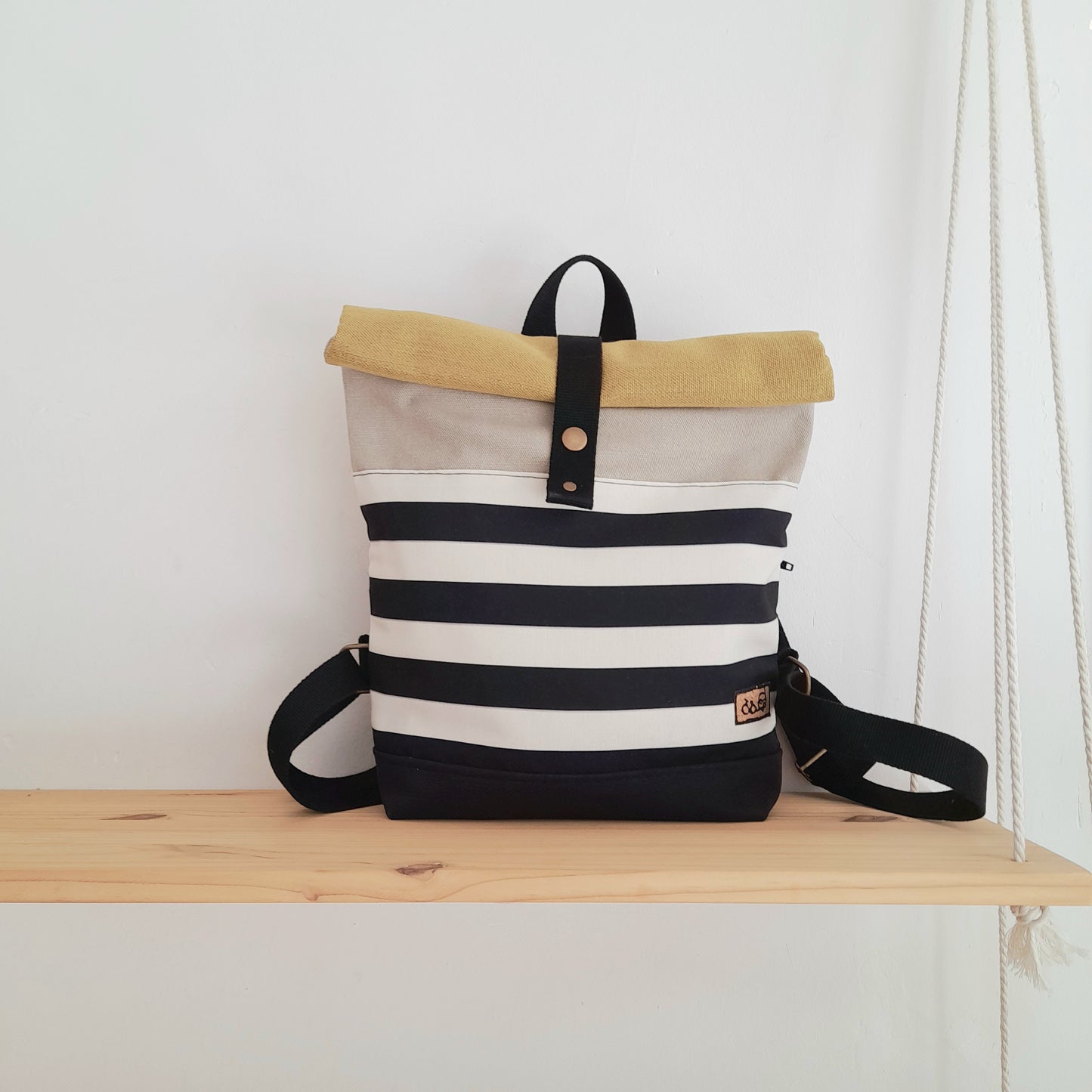 Rolltop de Rayas blanco y negro con mostaza y amarillo