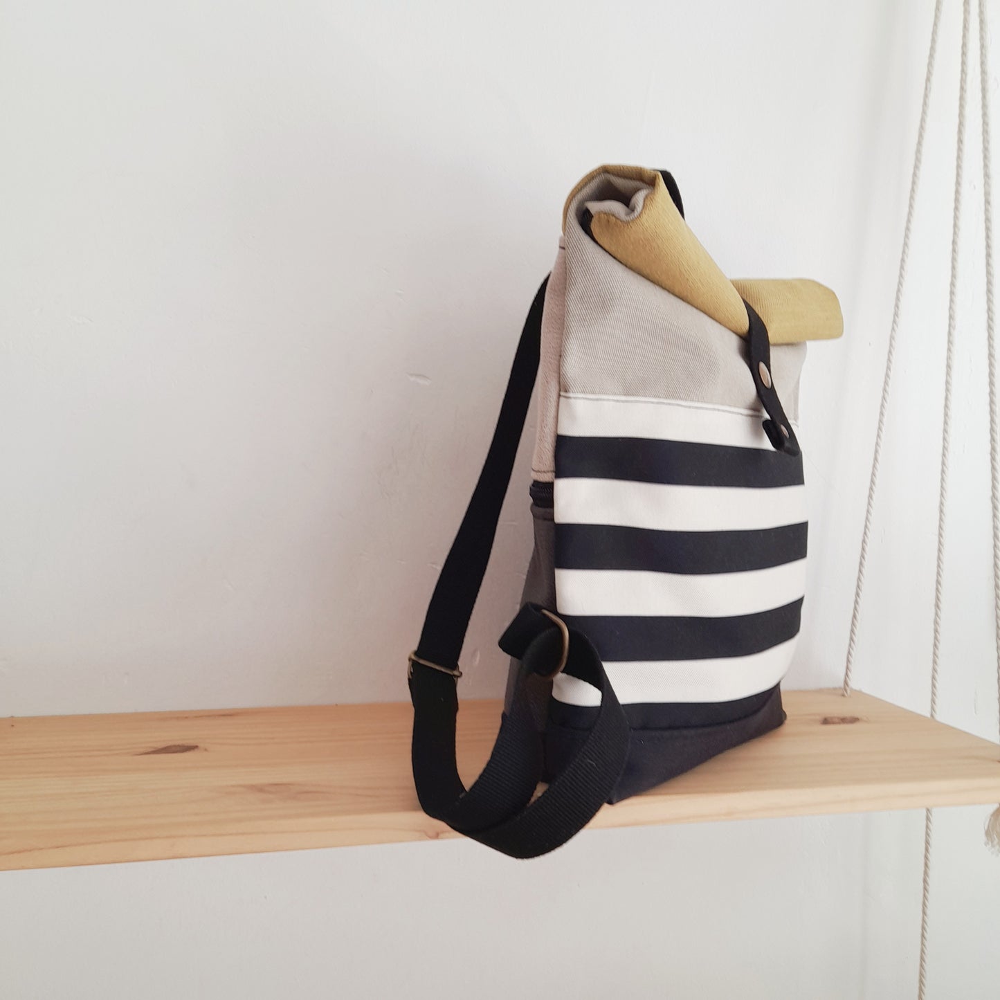 Rolltop de Rayas blanco y negro con mostaza y amarillo
