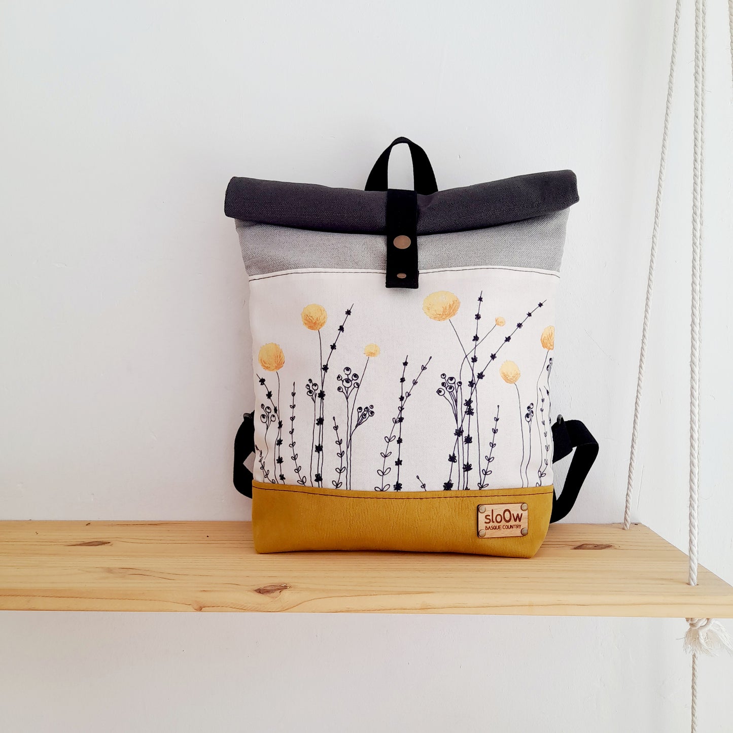 Mochila Rolltop sloOw. Craspedias con base mostaza