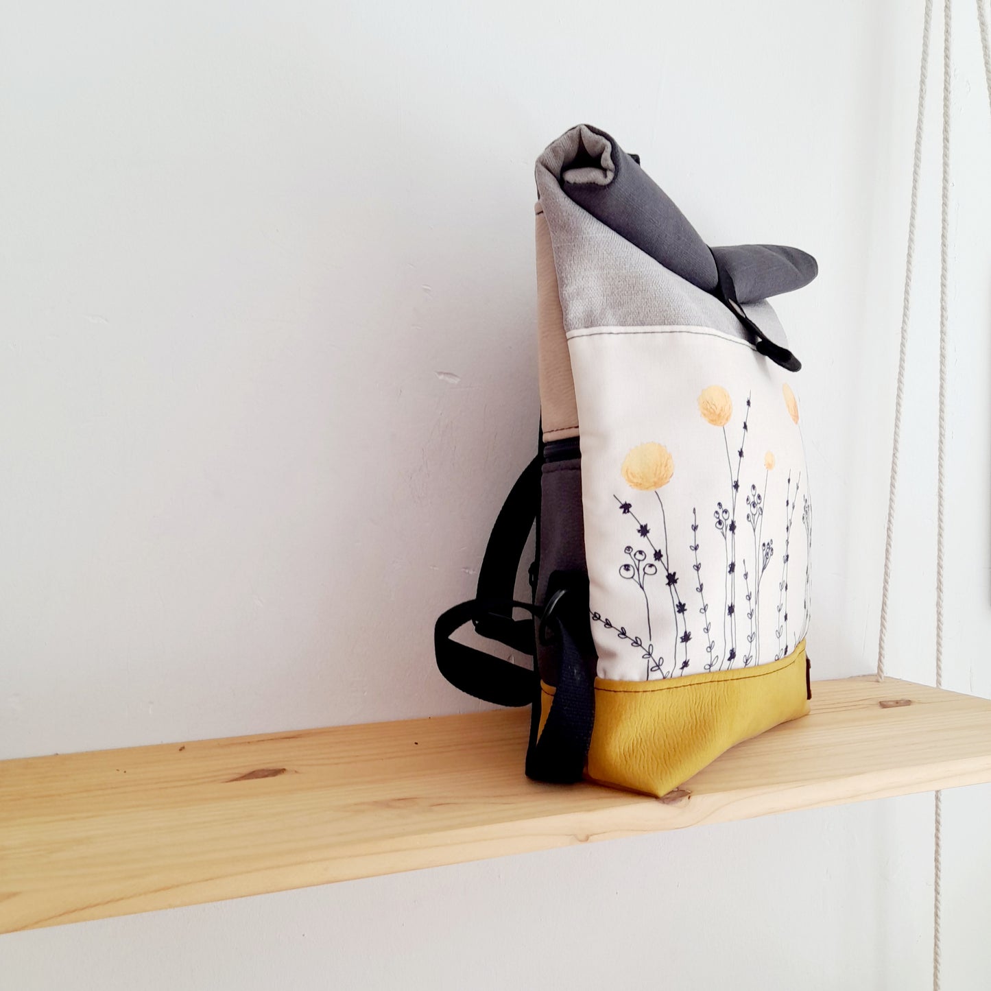 Mochila Rolltop sloOw. Craspedias con base mostaza